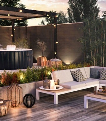 ambiente de jardim com deck, mobiliário de exterior, pérgula e luzes